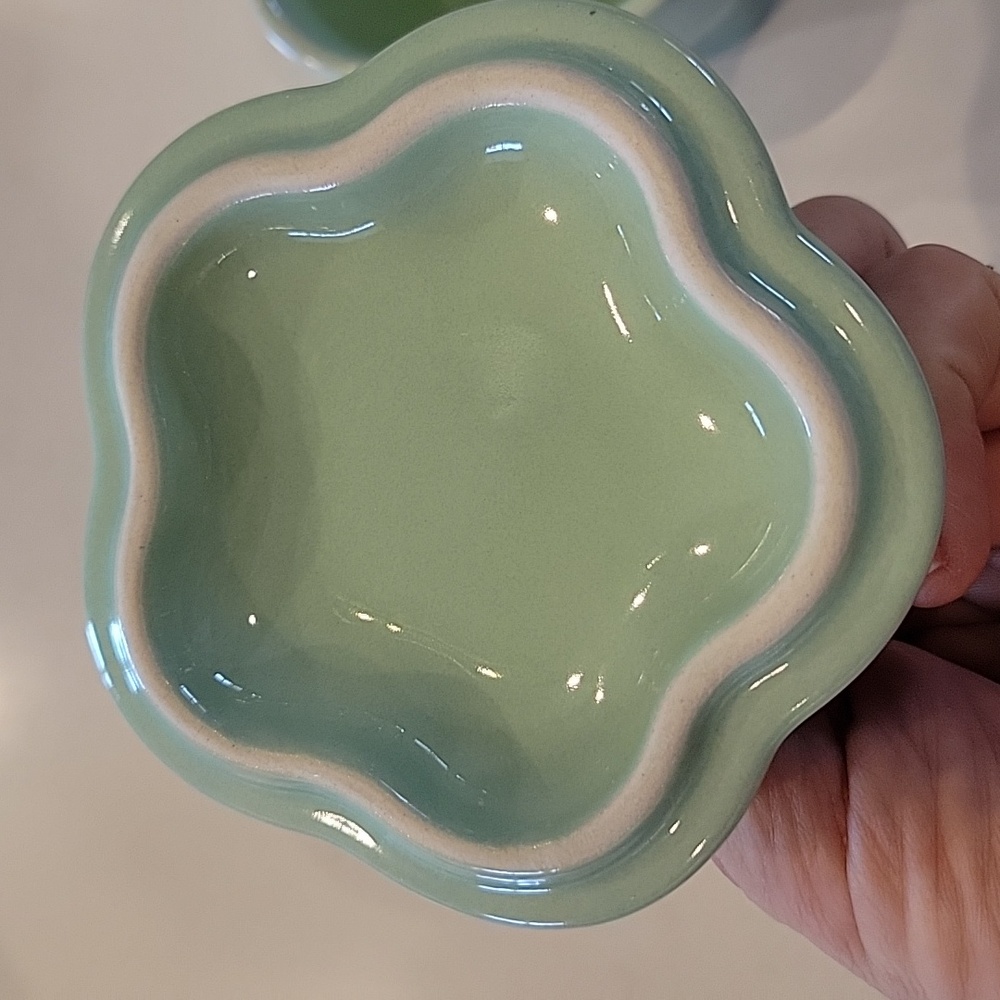 Le Creuset Flower Cocotte With Lid - Picture 3 of 5